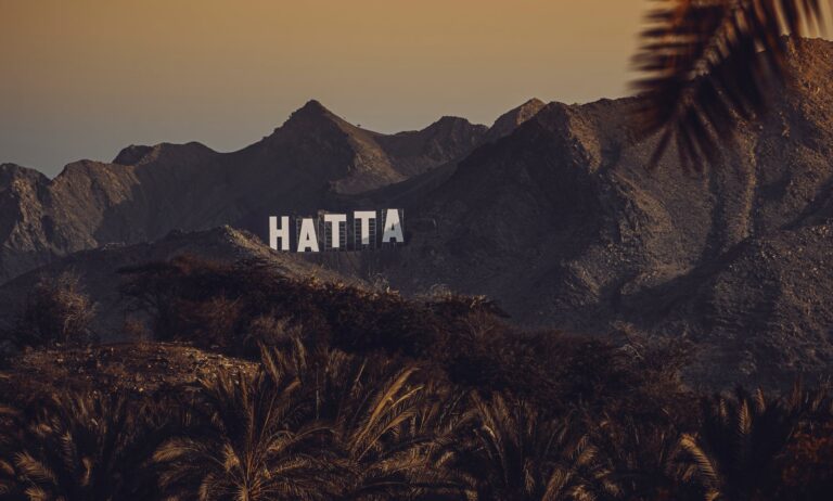 large white hatta sign